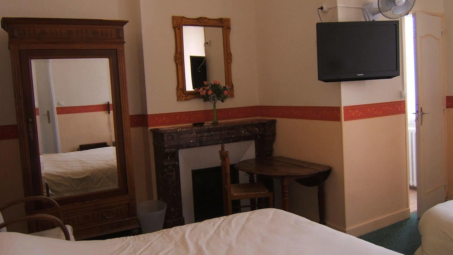Hotel De Charme Le Provence Salon-de-Provence 3*,