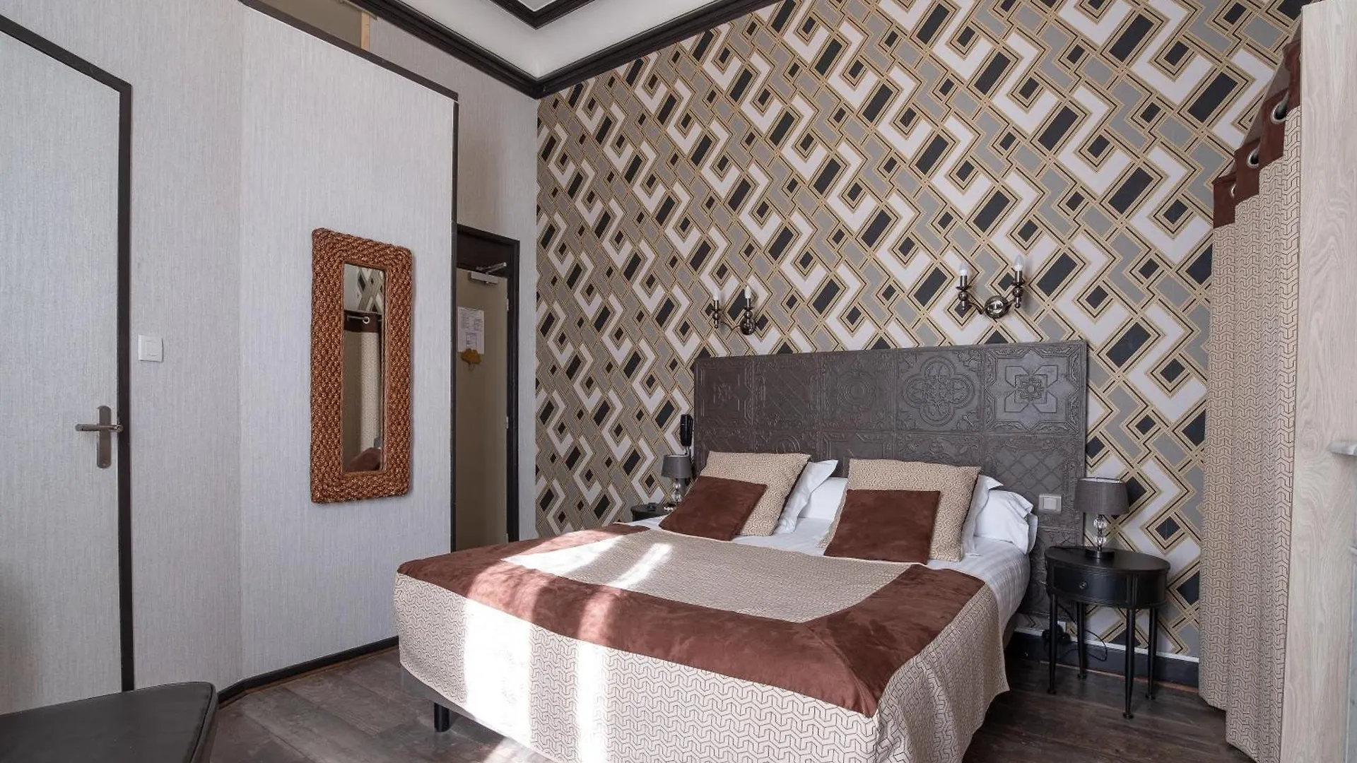 Hotel De Charme Le Provence Salon-de-Provence 3*,  France